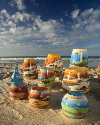 Potes de vidro decorados com areias coloridas